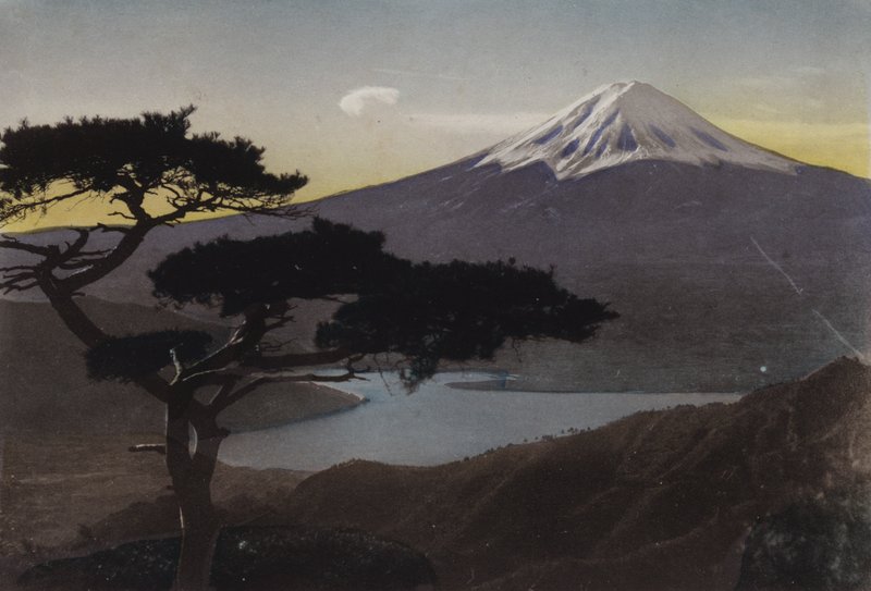 Japonsko, kolem roku 1912: hora Fuji z průsmyku Misaka (foto) od Photographer Japanese
