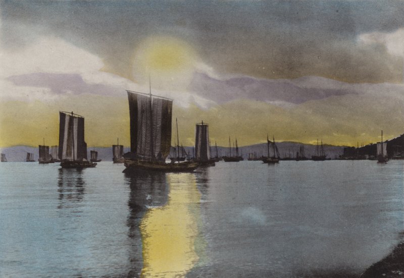 Japonsko, kolem roku 1912: Západ slunce, pobřeží Akashi (foto) od Photographer Japanese