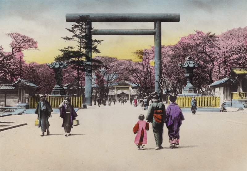 Japonsko, kolem roku 1912: Obrovská bronzová Torii pro Shokonsha neboli svatyně vzývající duchy pro mrtvé vojáky v národních problémech, Tokio (foto) od Photographer Japanese