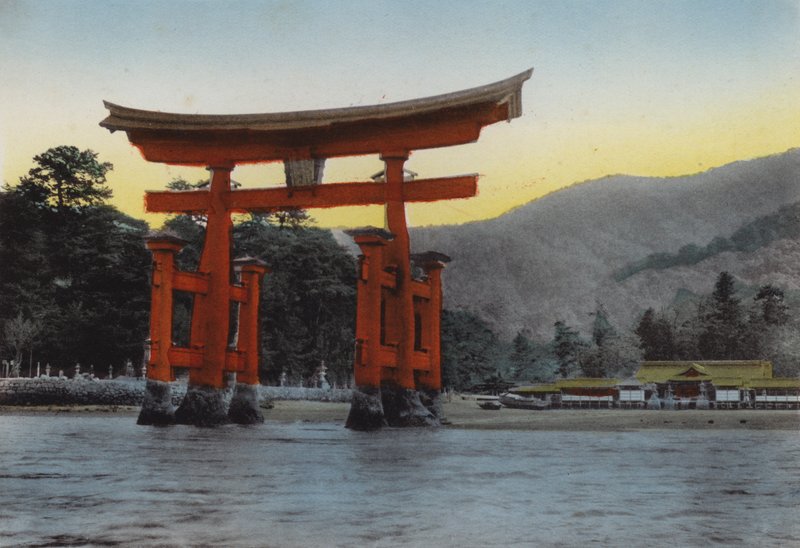 Japonsko, kolem roku 1912: Posvátný ostrov, Miyajima, ve vnitrozemském moři, jedna ze tří nejvýznamnějších scén Japonska; Chrám zde nechal postavit Kiyomori ve 12. století (foto) od Photographer Japanese