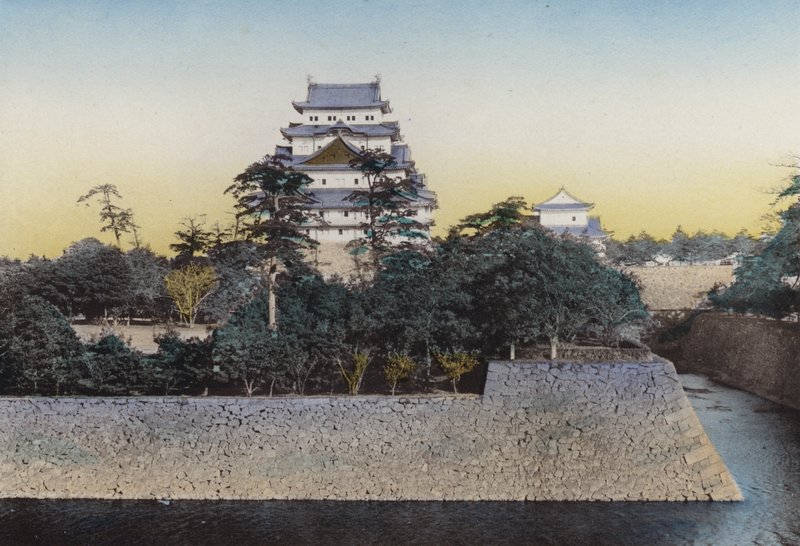 Japonsko, kolem roku 1912: Slavný hrad Nagoya, pochází z roku 1610; Velmi známý pro zlatého delfína na vrcholu pevnosti, výška delfína je 8 stop 7 palců a má hodnotu asi 360 000 jenů, Nagoja (foto) od Photographer Japanese
