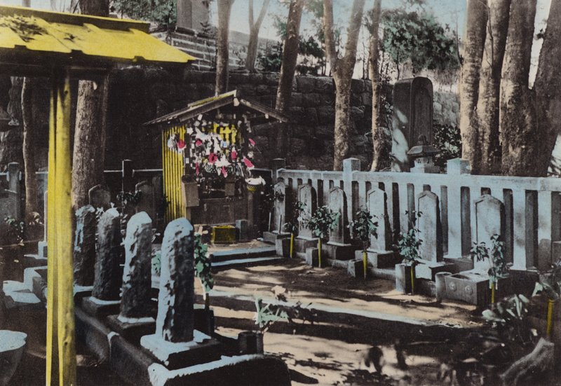 Japonsko, kolem roku 1912: Hrob 47 Rohninů v Sangakuji, Tokio (foto) od Photographer Japanese