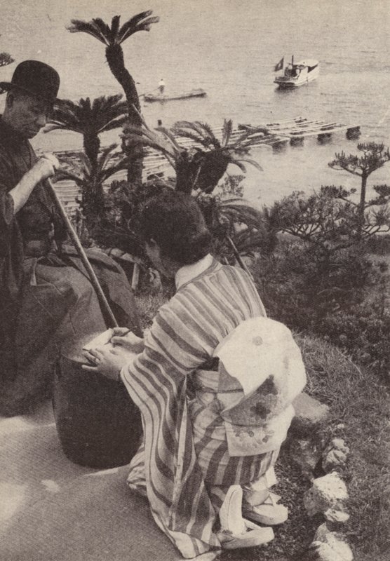 Japonský obchodník a jeho sekretářka si dělají těsnopisné poznámky (černobílá fotografie) od Photographer Japanese