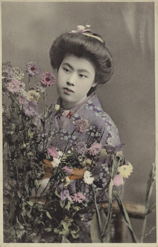 Japonská dívka s květinami (barevné foto) od Photographer Japanese