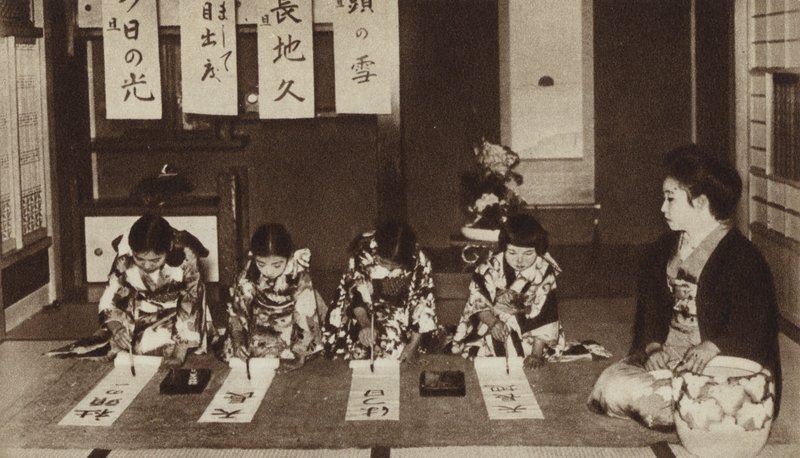 Japonské školačky píšící štětci ve třídě mateřské školy (černobílá fotografie) od Photographer Japanese