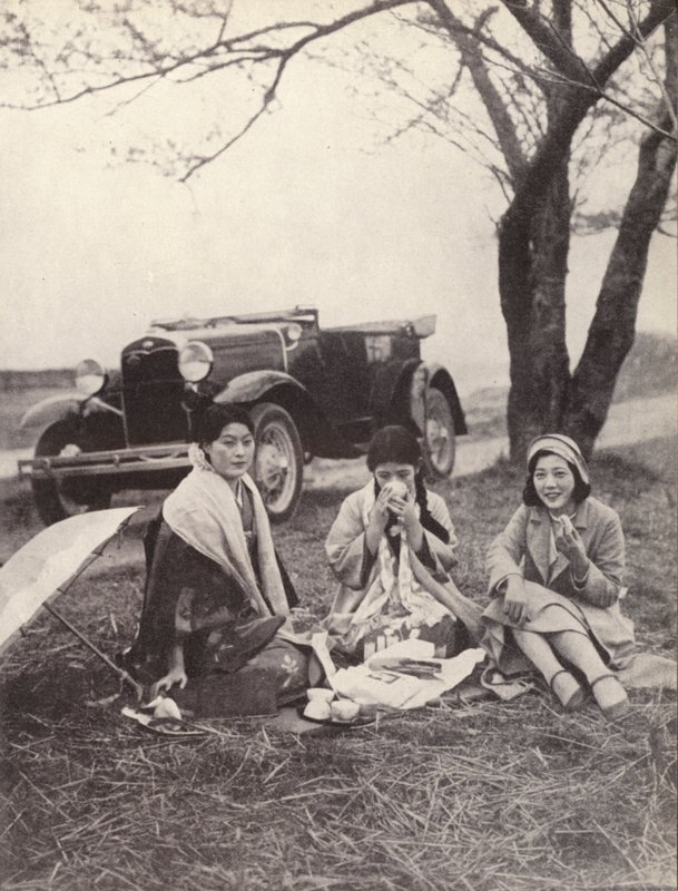 Japonské ženy na pikniku v západním oblečení (černobílá fotografie) od Photographer Japanese