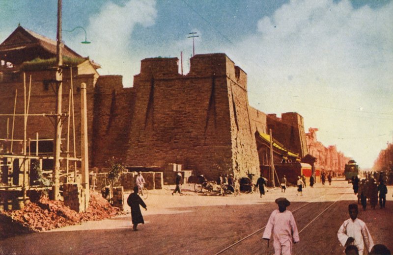 Manchuria: Část zdi čínské čtvrti v Mukdenu (barevné foto) od Photographer Japanese
