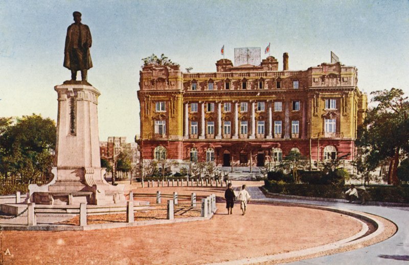 Manchuria: Yamato Hotel, Socha generála Oshimy v Dairenu (barevné foto) od Photographer Japanese