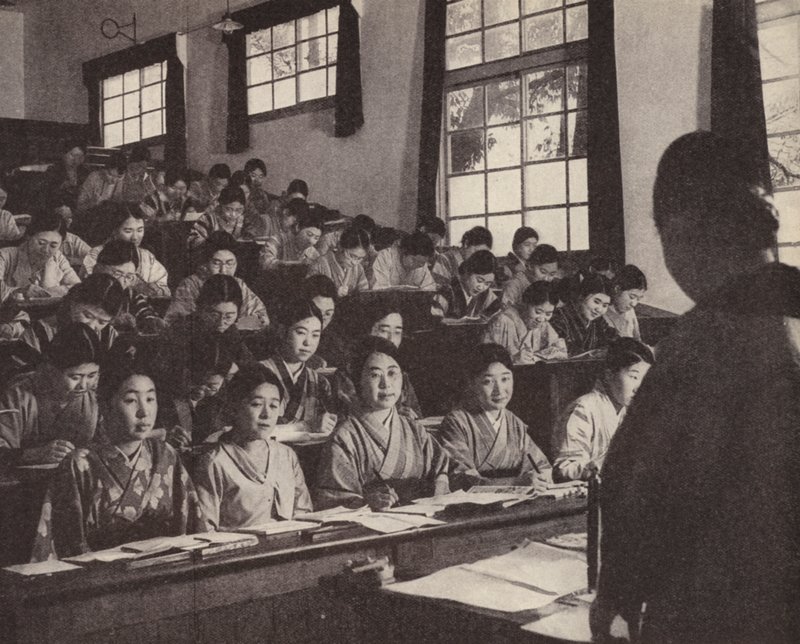 Mladé Japonky v posledním roce na ženské univerzitě v Tokiu (černobílá fotografie) od Photographer Japanese