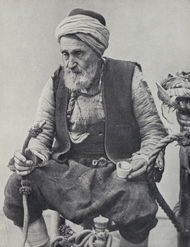 Rolník kouří vodní dýmku, Izmir, Turecko (černobílá fotografie) od Photographer Turkish