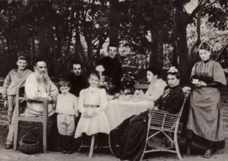 L N Tolstoi se svou rodinou u čajového stolu v parku, Yasnaya Poliana, 1892 od Russian Photographer