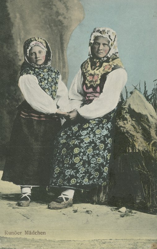 Dívky v lotyšském tradičním kroji od Russian Photographer