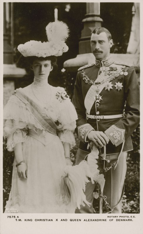 Dánský král Christian X a královna Alexandrine (černobílá fotografie) od Russian Photographer