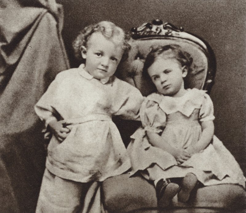 Lenin ve věku čtyř let a jeho sestra Olga, Simbirsk, 1874 od Russian Photographer