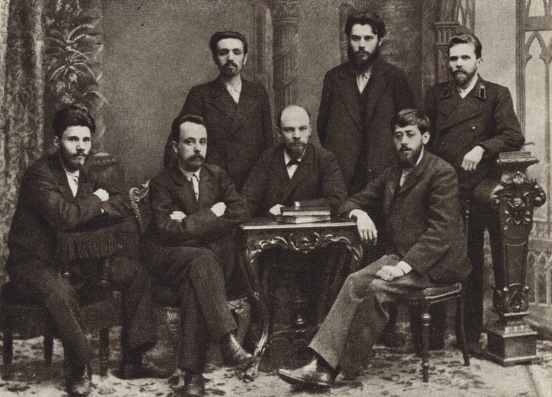 Lenin se skupinou členů Petrohradské ligy boje za emancipaci dělnické třídy, Petrohrad, únor 1897 od Russian Photographer