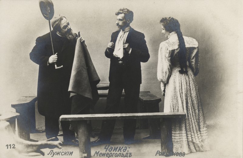 Ruský herec Vsevolod Meyerhold (uprostřed) v roli Trepleva v inscenaci Moskevského uměleckého divadla Antona Čechovse Racek, 1898 od Russian Photographer