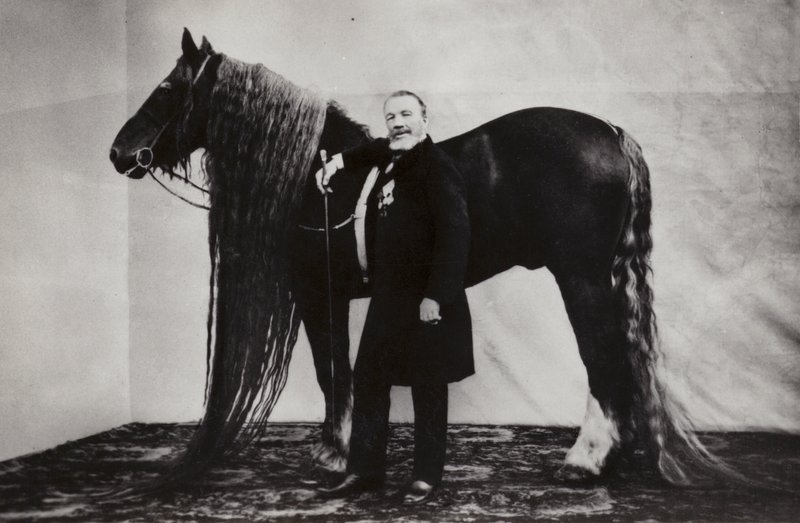 Ruský cirkusák Akim Nikitin s koněm od Russian Photographer