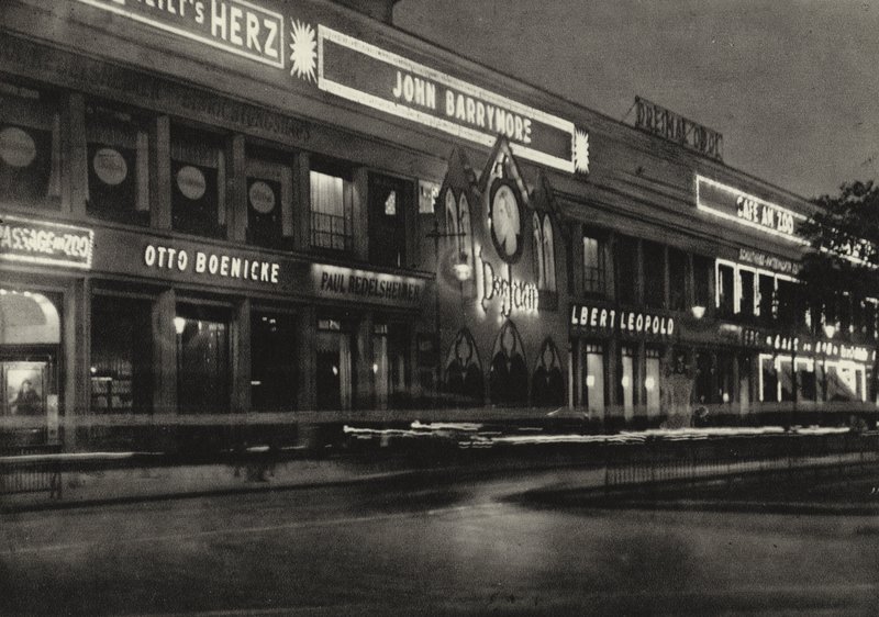 Berlín: Augusta Viktoria-Platz (černobílá fotografie) od Sasha Stone