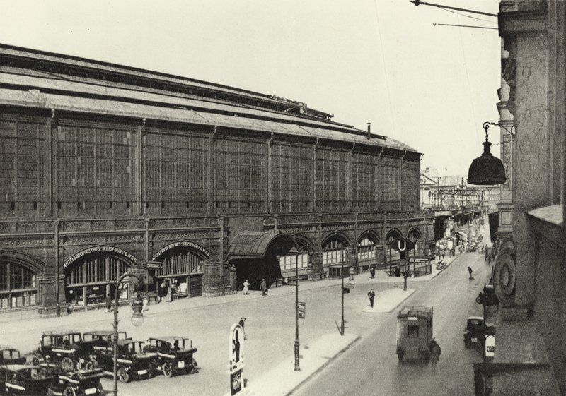 Berlín: Bahnhof Friedrichstrasse; Stanice Friedrichstrasse (černobílá fotografie) od Sasha Stone
