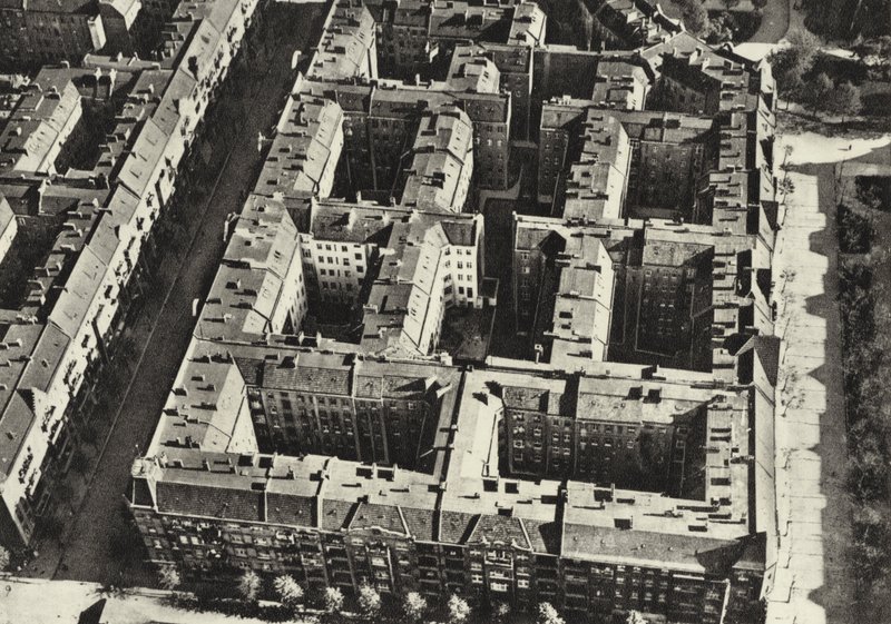 Berlín: Berliner Mietskasernen; Staré obytné domy (černobílá fotografie) od Sasha Stone
