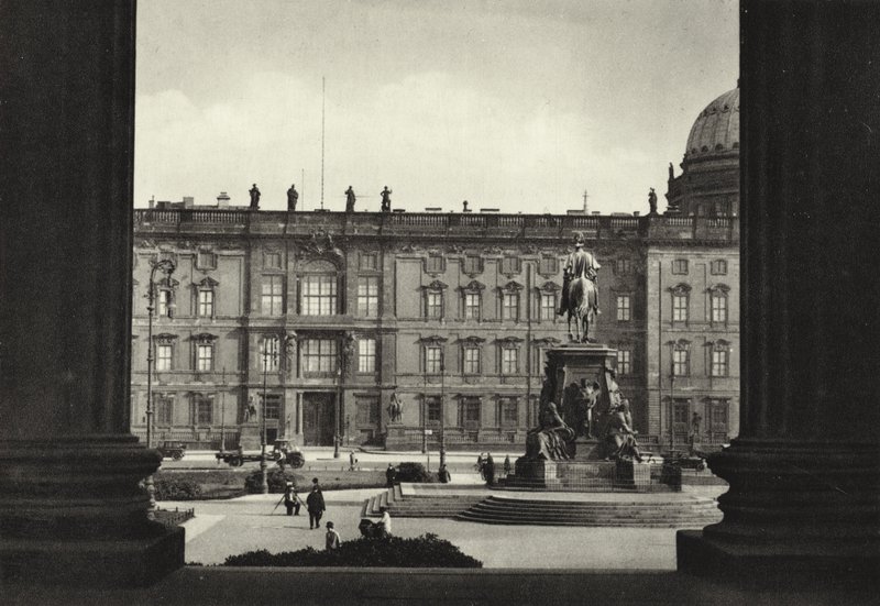 Berlín: Blick auf Schloss und Lustgarten; Pohled na královský palác a Lustgarten (č/b foto) od Sasha Stone