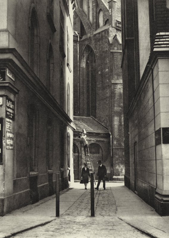 Berlín: Pohled na kůr kostela Marien; Pohled na Sbor Panny Marie (č/b foto) od Sasha Stone
