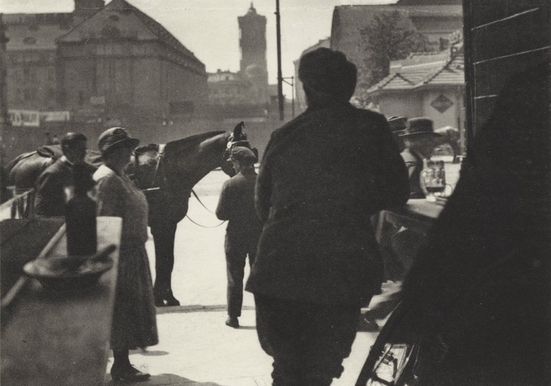 Berlín: Pohled z baru na náměstí Alexanderplatz; Alexanderplatz při pohledu z obchodu s pivem (černobílá fotografie) od Sasha Stone