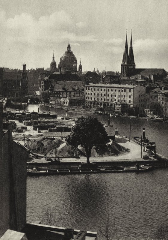 Berlín: Blick über die Spree zum Mühlendamm; Pohled na Sprévu a Muhlendamm (černobílá fotografie) od Sasha Stone