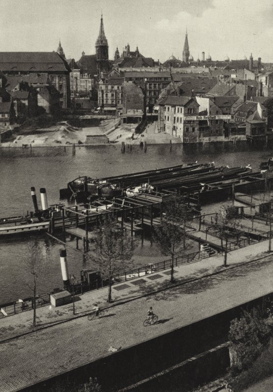 Berlín: Blick uber die Spree zur Klosterstrasse; Pohled na Sprévu a Klosterstrasse (černobílá fotografie) od Sasha Stone