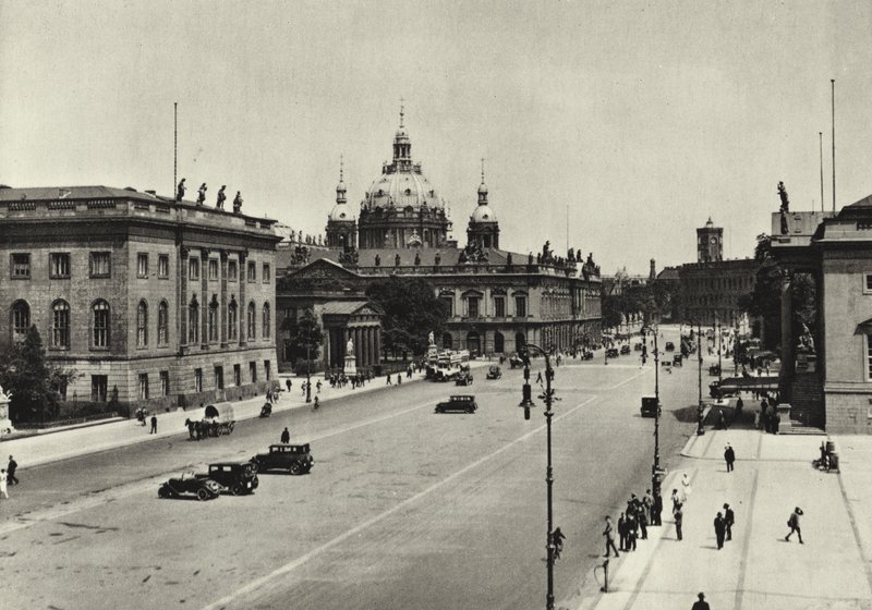 Berlín: Blick zum Schloss; Pohled směrem ke Královskému paláci (černobílá fotografie) od Sasha Stone