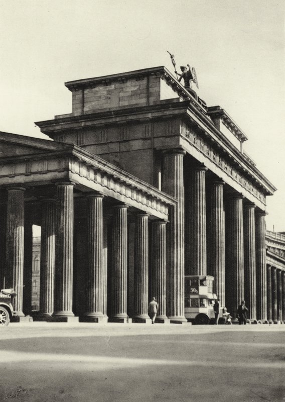 Berlín: Braniborská brána; Braniborská brána (černobílá fotografie) od Sasha Stone