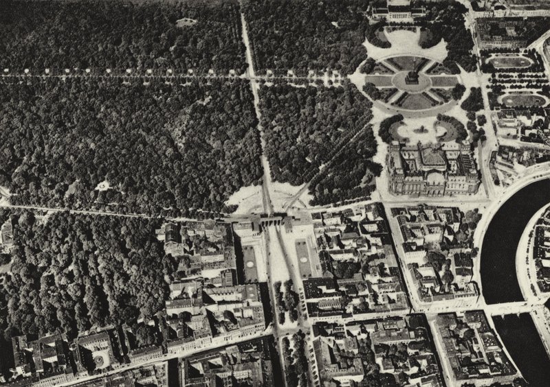 Berlín: Braniborská brána, letecký snímek; Braniborská brána při pohledu z letadla (černobílá fotografie) od Sasha Stone
