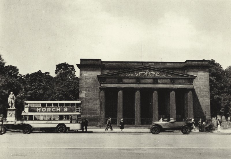 Berlín: Nová garda; Nový strážní dům (černobílá fotografie) od Sasha Stone