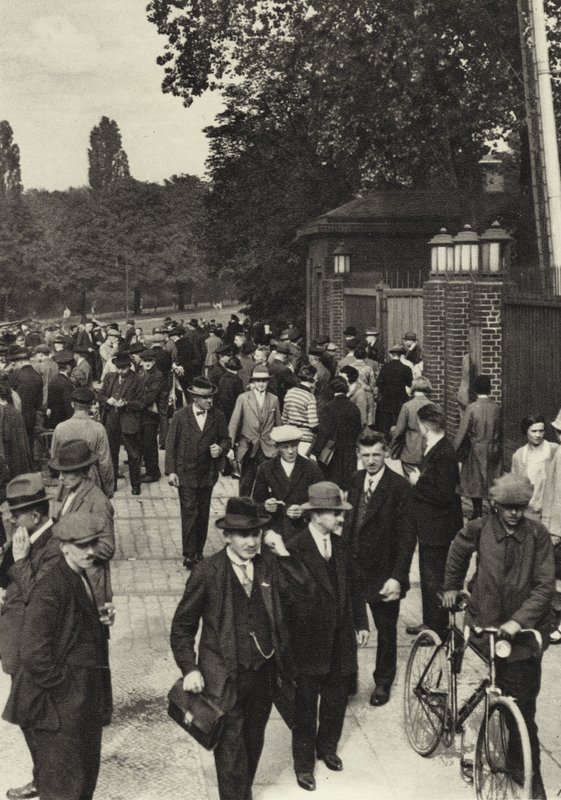 Berlín: Feierabend; Po práci (černobílá fotografie) od Sasha Stone