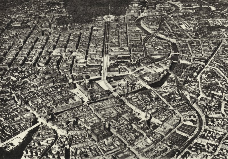 Berlín: Letecký snímek starého jádra; Město viděné z letadla (černobílá fotografie) od Sasha Stone