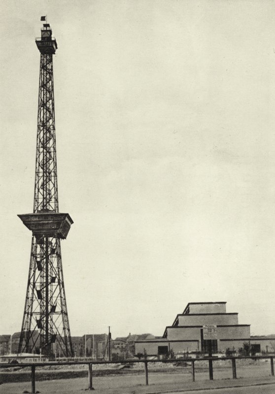 Berlín: rozhlasová věž a rozhlasový sál; Vysílací stanice (černobílá fotografie) od Sasha Stone