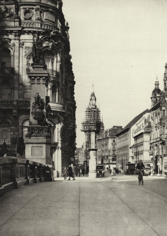 Berlín: Kaiser Wilhelm Bridge (černobílá fotografie) od Sasha Stone
