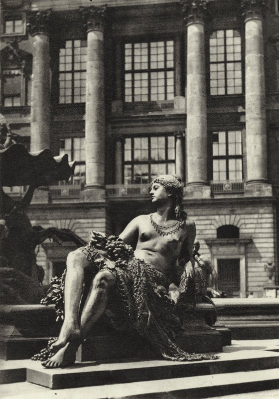 Berlín: Partie vom Schlossbrunnen; Detail zámecké fontány R (č/b foto) od Sasha Stone
