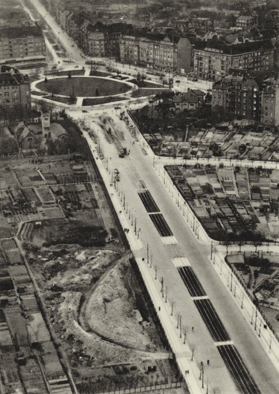 Berlín: Reichsstrasse, Reichskanzlerplatz (černobílá fotografie) od Sasha Stone