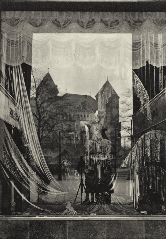 Berlín: Michelova výloha; Výloha (černobílá fotografie) od Sasha Stone