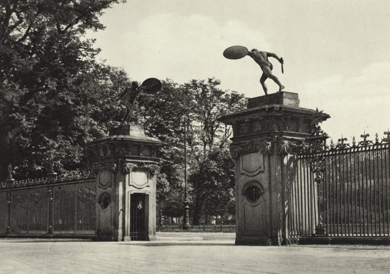 Berlín: Palác Charlottenburg, vchod; Palác Charlottenburg, vchod (černobílá fotografie) od Sasha Stone