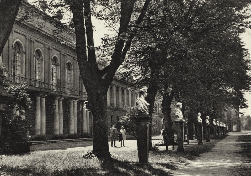 Berlín: Schloss Charlottenburg, Gartenseite; Palác Charlottenburg, přední část zahrady (černobílá fotografie) od Sasha Stone