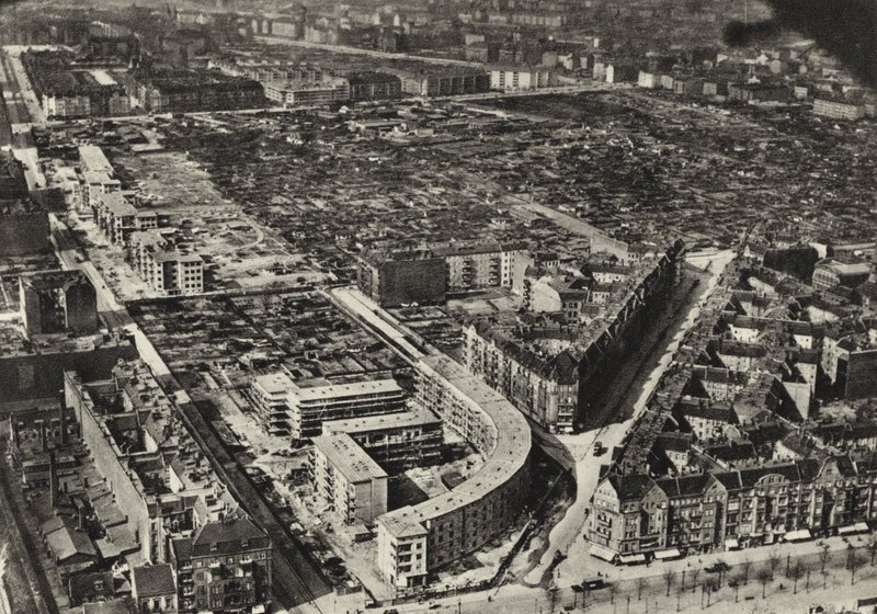 Berlín: Schonlankerstrasse, obytné budovy; Obytné domy (černobílá fotografie) od Sasha Stone