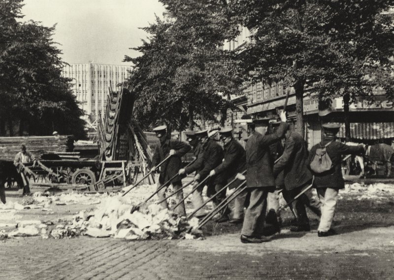 Berlín: Strassenfeger am Wittenberg-Platz; Zametací vozy na náměstí Wittenberg Platz (černobílá fotografie) od Sasha Stone