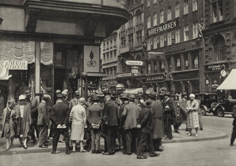 Berlín: Strassenhandler; Pouliční obchodník (černobílá fotografie) od Sasha Stone