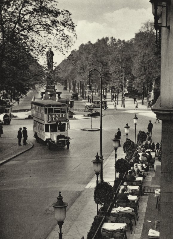 Berlín: Tiergarten; Kemper Square (černobílá fotografie) od Sasha Stone