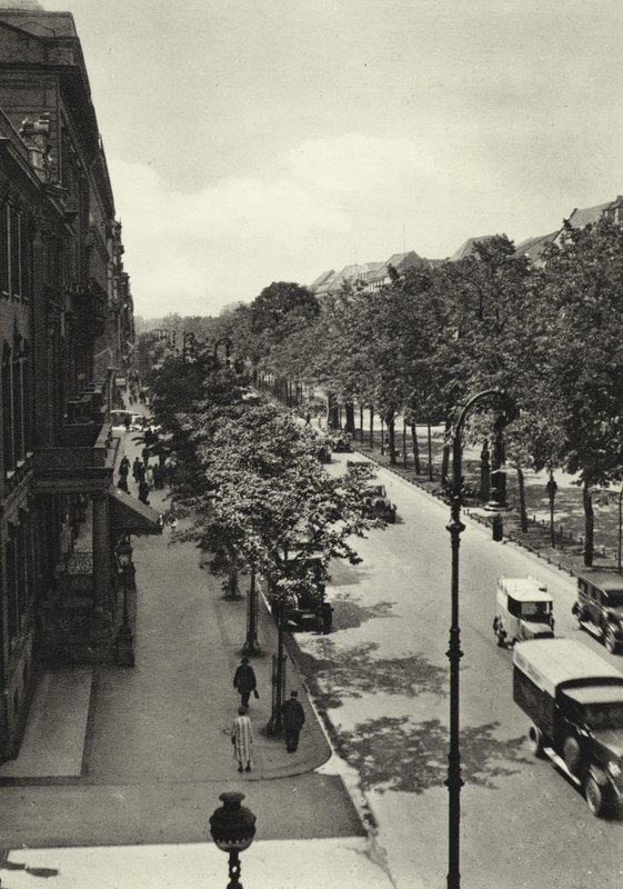 Berlín: Unter den Linden (černobílá fotografie) od Sasha Stone
