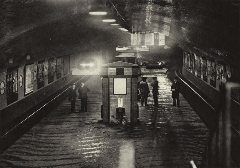 Berlín: stanice metra Inselbrucke; Stanice metra Inselbrucke (černobílá fotografie) od Sasha Stone