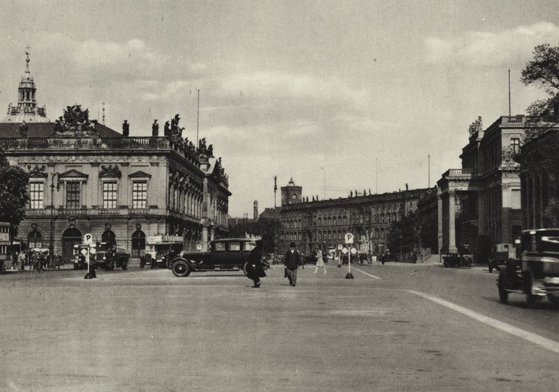 Berlín: zbrojnice a palác korunního prince; Arsenal a Palác korunního prince (černobílá fotografie) od Sasha Stone