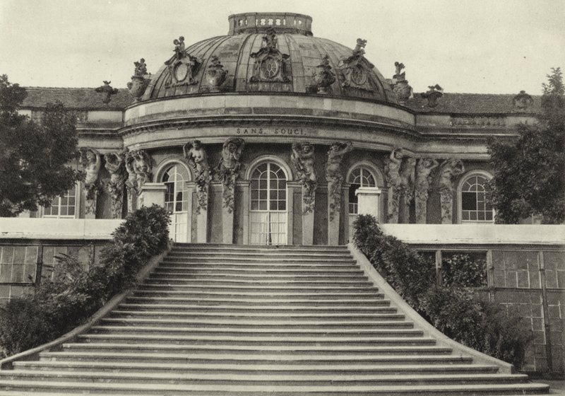 Postupim, zámek Sanssouci; Palác Sanssouci (černobílá fotografie) od Sasha Stone